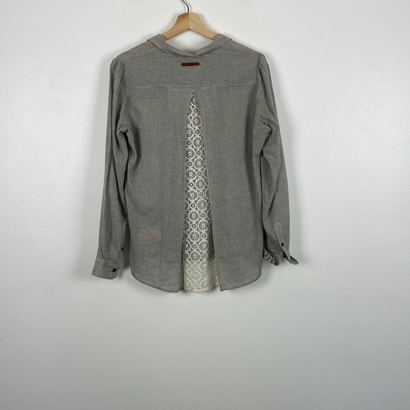 Birds of Paradise Trovata lace back pinstriped 1/2 button long sleeve top Size M - Picture 5 of 8